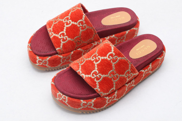 G*u*i slippers