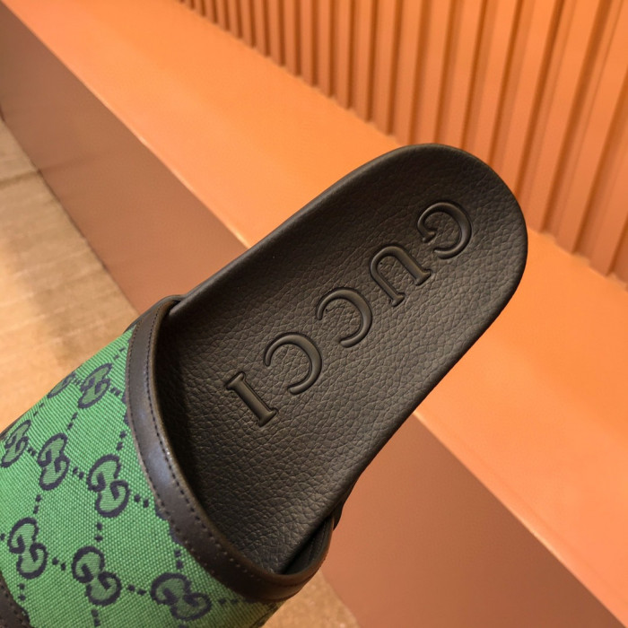 G*u*i slippers