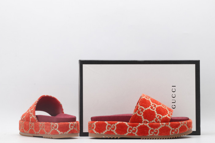 G*u*i slippers