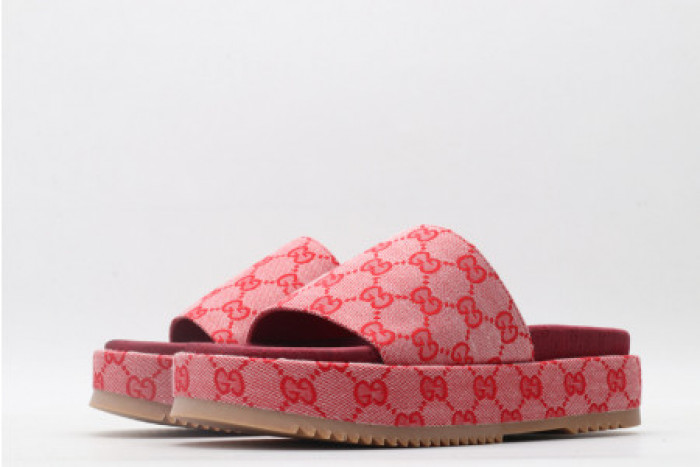 G*u*i slippers