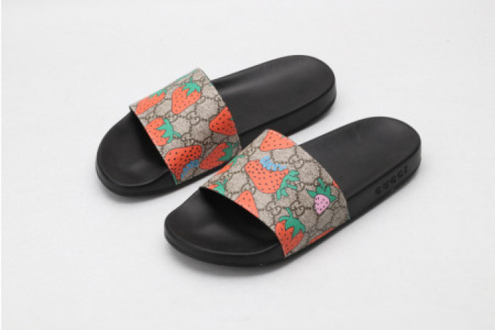 G*u*i slippers