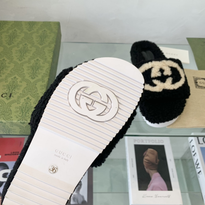 G*u*i slipper