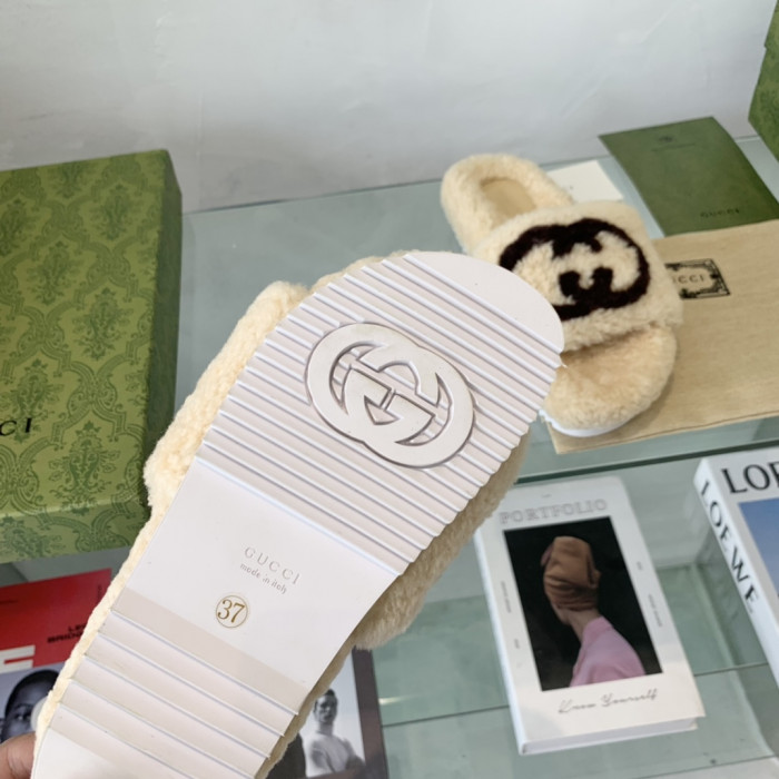 G*u*i slipper
